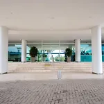 Amplio apt de 3 alcobas edificio primera linea de playa