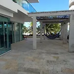 Amplio apt de 3 alcobas edificio primera linea de playa