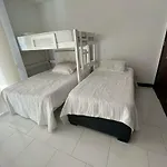 Amplio apt de 3 alcobas edificio primera linea de playa