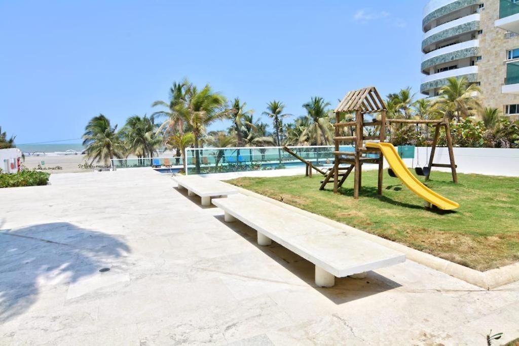 Amplio De 3 Alcobas Edificio Primera Linea De Playa Apartment