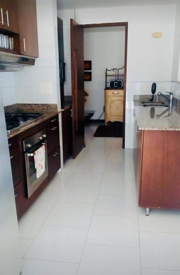 Amplio De 3 Alcobas Edificio Primera Linea De Playa Apartamento *