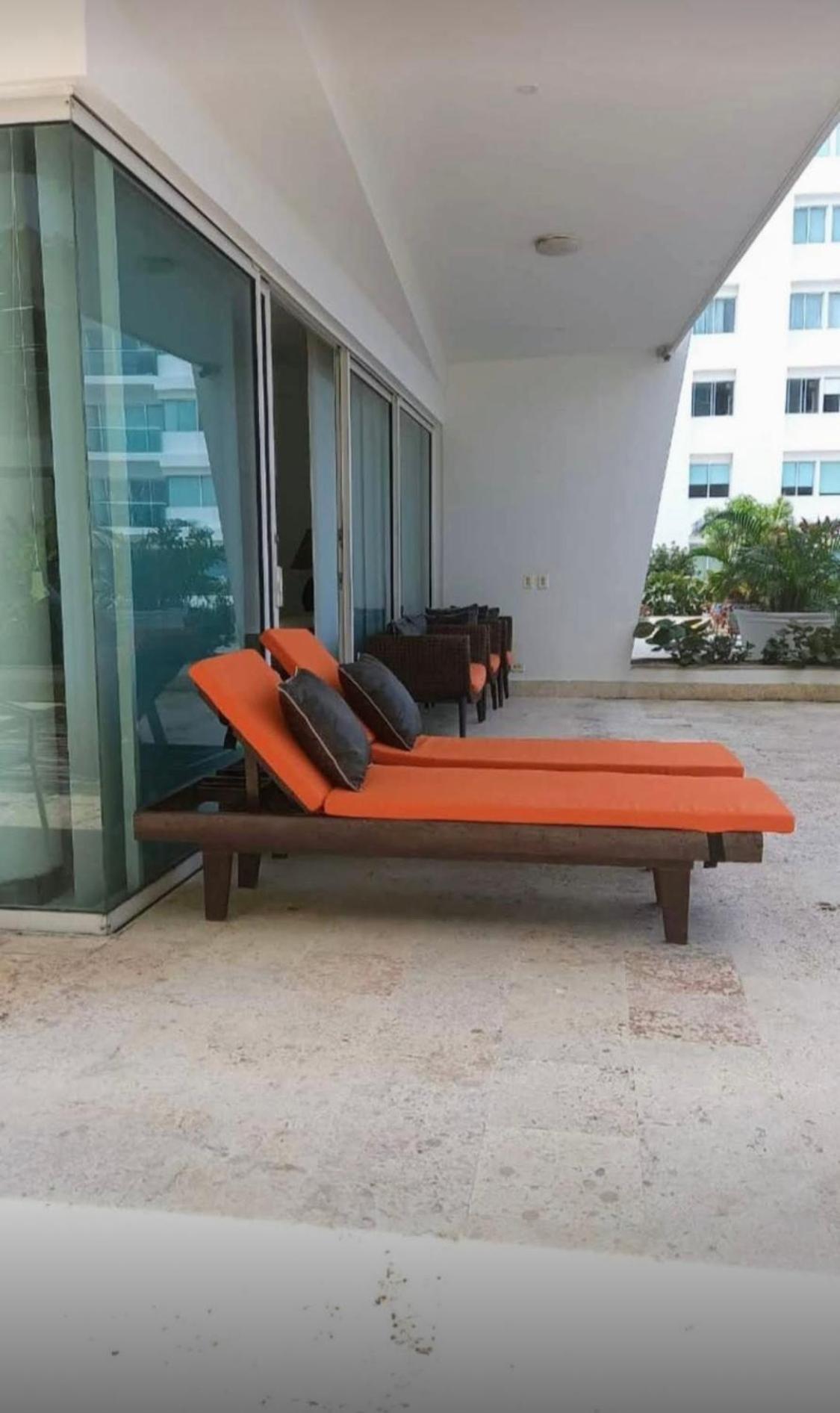 Amplio De 3 Alcobas Edificio Primera Linea De Playa Apartamento